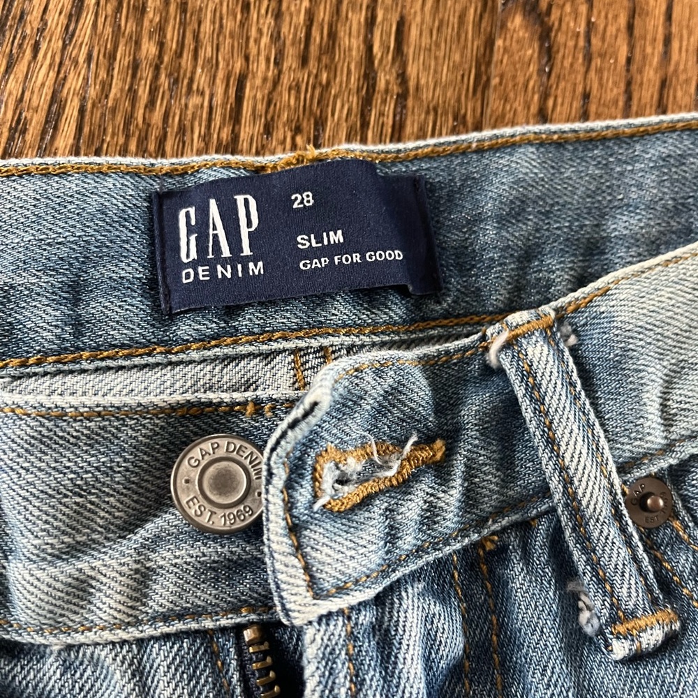 Gap 28 slim cut offs